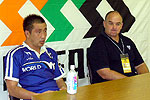 ワールド ファイティングブル、キッサーンヘッドコーチ(右)と舛尾キャプテン