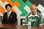 岡村ヘッドコーチ(左)、ラトゥ　キャプテン