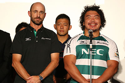 <NECグリーンロケッツ> ピーター・ラッセル ヘッドコーチ 「NECの選手たち、そしてコーチ陣にとっても、今季はチャレンジシーズンとなる。メンバーがレギュラーの座をつかむことをむき出しにしながら過ごしてきた長いプレシーズンが終わり、チームはとてもいい状態で開幕を迎えられる」 瀧澤 直 主将 「昨シーズン、入れ替えに回るという結果は真摯に受け止めている。今シーズンの目標は1試合、1試合、ワンプレ、ワンプレー、精一杯戦っていくこと。『UNITY-団結』というスローガンの下、しっかり戦っていきたい」