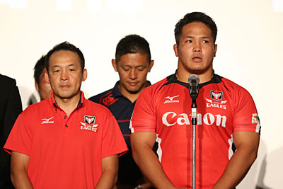 <キヤノンイーグルス> 永友洋司 監督 「今シーズンは庭井キャプテンを中心にしっかりと規律を守りながら、1戦、1戦がんばっていきたい。『Beat Panasonic』。もっとも尊敬する、日本一素晴らしいチームに勝ちたいと、選手・スタッフ全員が思うチームにしたい」 庭井祐輔 主将 「躍進のシーズンにすべく、春からしっかり準備を積んできた。1戦、1戦、目の前にある試合を100%の力を出して戦っていきたい。その結果、その先にある日本一というものを目指していく」