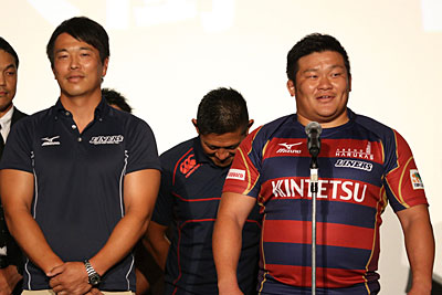 <近鉄ライナーズ> 坪井 章 監督 「開幕戦でサントリーさんという素晴らしいチームとゲームができることを光栄に思う。リオで7人制代表がオールブラックスを破った時の感動そのままに、大阪から熱いゲームをして盛り上げていく」 豊田大樹 主将 「大阪のチーム特有のノリの良さというか、勢いだけでやっているチーム。その勢いを前面に出して、全チームを脅かすことができるような存在になって、試合に勝ち、上位に行けたらいい」