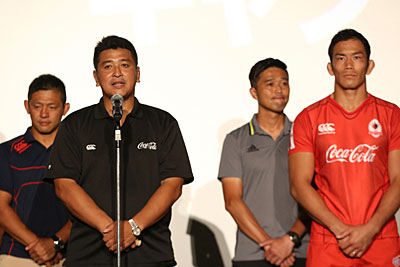 <コカ・コーラレッドスパークス> 臼井章広 監督 「スローガンである『Determination』、何事もやりきるという決意を持って、この春から取り組んできた。熊本での開幕に向けて、いまチームはいい状態にある。ラグビーを通して地元の人たちに勇気や元気を伝えられるように頑張る 桑水流裕策 選手 「オリンピックでのセブンズ代表への応援ありがとうございました。今季のトップリーグは総当たりで15試合あるが、1戦1戦、いい準備をして、すべて出し切って、戦っていきたい」