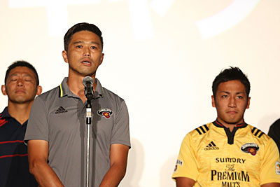 <サントリーサンゴリアズ> 沢木敬介 監督 「リオでの7人制代表の活躍を見て、チャレンジ精神の重要性を改めて再確認した。サンゴリアスはここ何シーズンか思うような結果を残せていない。勝者のメンタリティを取り戻して、すべてのチームにチャレンジしていきたい」 流 大 主将 「春からキツい練習をしっかりやってきた。その成果を存分に発揮して、優勝を目指して頑張りたい。チームスローガンは『Suntory Pride』。1戦、1戦、自分たちのプライドを示せるようにしっかり戦っていく」