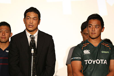 <トヨタ自動車ヴェルブリッツ> 菅原大志 監督 「15週間のプレシーズン、大変いい準備ができた。今年も継続して『セットプレー』と『ファンダメンタルスキル』のふたつにこだわっていく。これから15試合、タフな試合が続くが、1試合、1試合、自分たちのラグビーをしっかりと貫いて、ステップアップしていきたい」 安藤泰洋 主将 「菅原監督の下、一戦必勝でがんばっていきたい。今シーズンはトップ3を狙っていく。そのためには、開幕戦を含む最初の4試合が重要だと考えている」