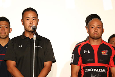 <Honda HEAT> 藤本知明 ヘッドコーチ 「先日のオリンピックで大きな感動をいただいた。レメキ ロマノも日本を勇気づけるようなプレーをした。今度はトップリーグという舞台でHonda HEATというチームがみなさんの期待を超えられるようなプレーができるように毎週準備していく」 小西大輔 主将 「昨シーズン、初めてトップリーグ残留という結果を残すことができた。今季はさらに飛躍の年にしたい。総当たり戦ですべて激しい試合になるが、どの試合も80分間、挑戦し続けて、ひたむきに戦っていく」