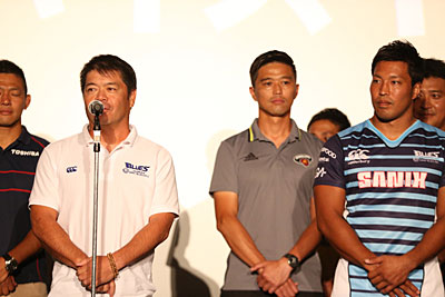 <宗像サニックスブルース> 藤井雄一郎 部長兼監督 「オールブラックスに勝ったのは究極のアップセット。南アフリカに勝ったのも。16番目のチーム(宗像サニックス)はどこに勝ってもアップセットなので、どんどん勝っていけば盛り上がると勝手に思っている。春から負荷のかかる場所、すべてで走り込んできた」 濱里祐介 副将 「最下位からのスタートということで、1試合、1試合、チャレンジできることを楽しんでいきたい」