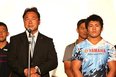 <ヤマハ発動機ジュビロ> 清宮克幸 監督 「オリンピックが終わって、次はラグビー。ちょうどいい、最高のタイミングで始まるのでムーブメントを起こしたい。パナソニックに勝てなくて優勝ならば、パナソニックに勝って優勝できない方を選ぶ。それくらいパナソニックに勝ちたい。準備はできている」 三村勇飛丸 主将 「昨シーズンの結果をしっかり受け止めて、今シーズン優勝するために必要なことを春から積み上げてきた。目標は優勝だが、目の前の1戦、1戦で自分たちのスタイルを貫き、後悔のないように全力で臨みたい」