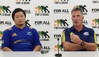 NTTコミュニケーションズシャイニングアークスのペニー ヘッドコーチ（右）、須藤ゲームキャプテン