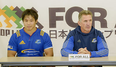 NTTコミュニケーションズシャイニングアークスのペニー ヘッドコーチ（右）、栗原ゲームキャプテン