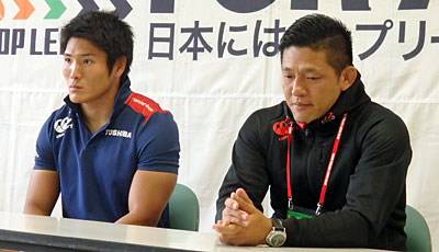 東芝ブレイブルーパスの冨岡監督（右）、森田キャプテン