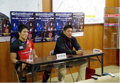 東芝ブレイブルーパスの冨岡鉄平ヘッドコーチ（右）、森田佳寿キャプテン