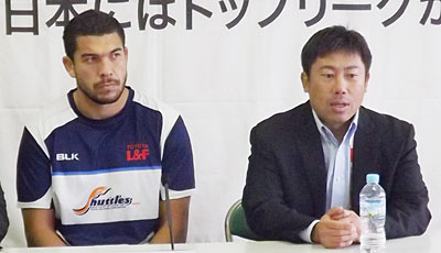 豊田自動織機シャトルズの丹生監督（右）、ジェラード ゲームキャプテン