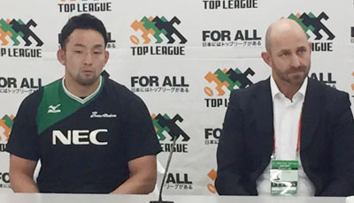NECグリーンロケッツのラッセル ヘッドコーチ（右）、細田ゲームキャプテン