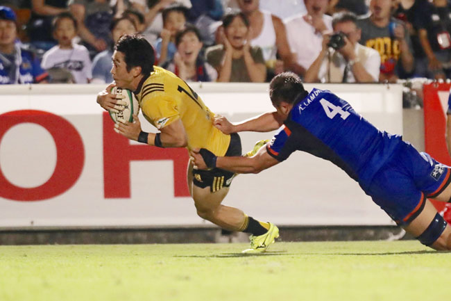 ９節までに12トライを挙げてトライ王へ邁進するサントリーWTB中づる（雨冠に隹・鳥の順） photo by Kenji Demura