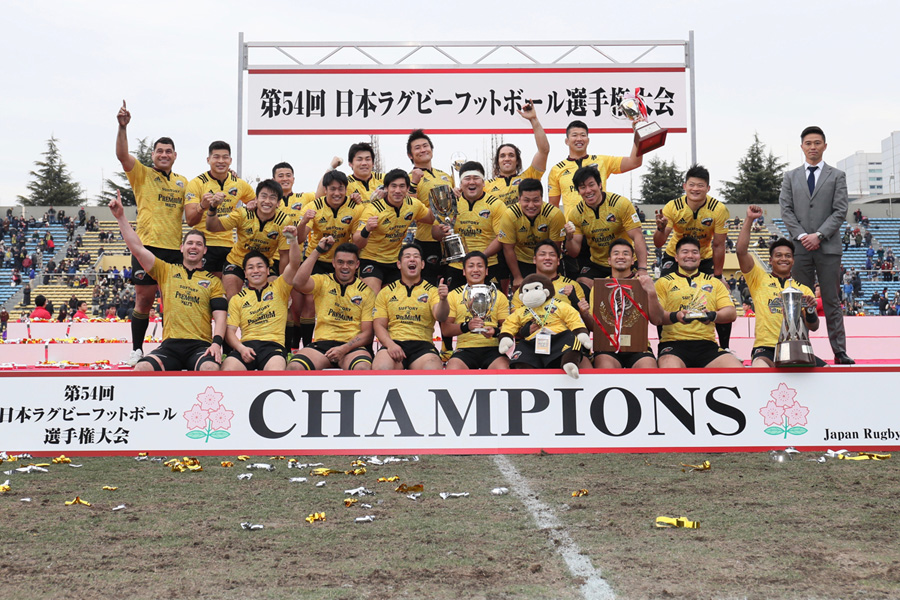 我慢強く戦ったサントリーが4年ぶりとなるトップリーグと日本選手権の2冠を成し遂げた photo by Kenji Demura