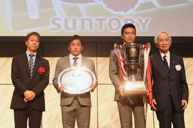 4季ぶり4回目の優勝を決めたサントリーの沢木監督(右から2人目)と流主将(同3人目)。左端は速水・朝日新聞社オリンピック パラリンピック・スポーツ戦略室長、右端は岡村・日本ラグビーフットボール協会会長 photo by Kenji Demura