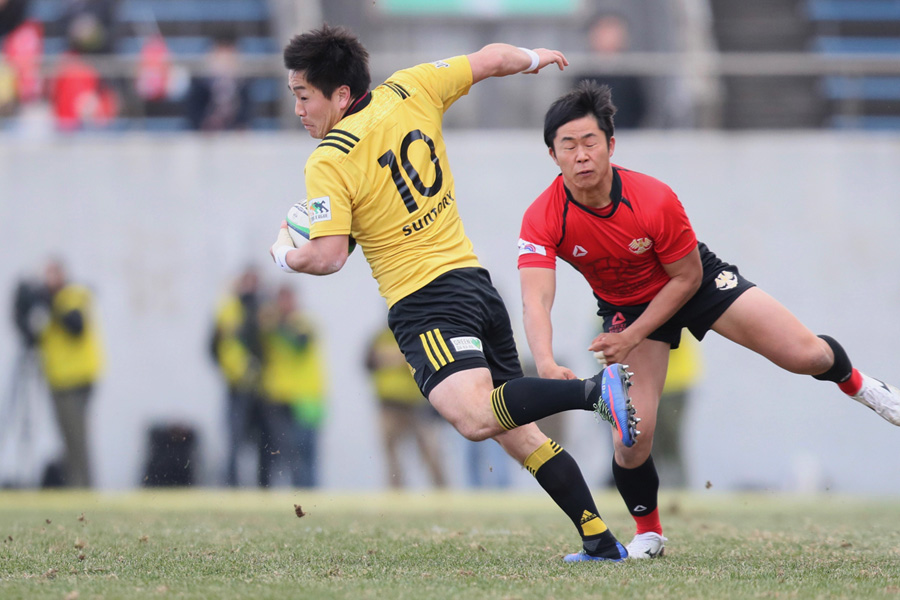 今季絶好調のサントリーSO小野。アグレッシブ・アタックの先頭に立ちながらサントリーを２冠に導けるか photo by Kenji Demura