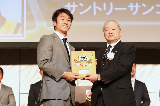 MVPにはトライ王でもあるサントリーWTB中靍が選ばれた(右は高島・ジャパンラグビー トップリーグ チェアマン) photo by Kenji Demura