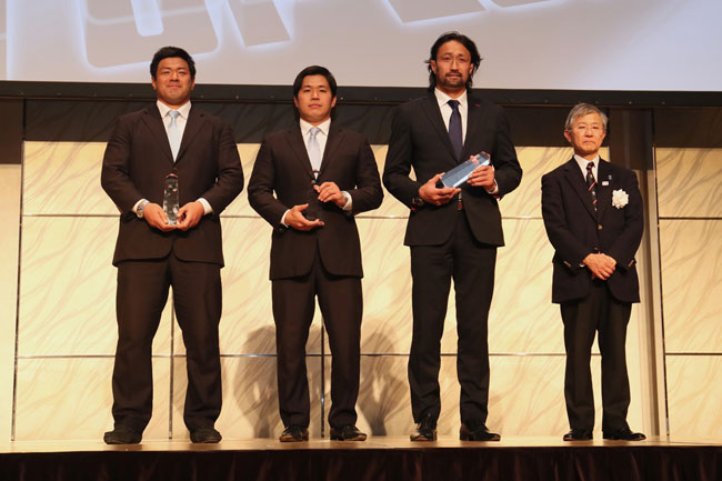 150試合出場の表彰を受けるヤマハ発動機PR山村、SO大田尾、東芝LO大野(右端は坂本・日本ラグビーフットボール協会専務理事) photo by Kenji Demura