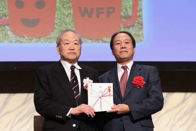 国連WFP「学校給食プログラム」支援の募金活動の結果、計1,368,800円が寄付された photo by Kenji Demura