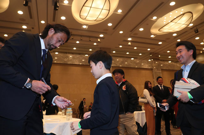 特別賞を受賞した東芝LO大野にサインをもらう少年ファン。受賞式後はファンとの交流時間も設けられた photo by Kenji Demura