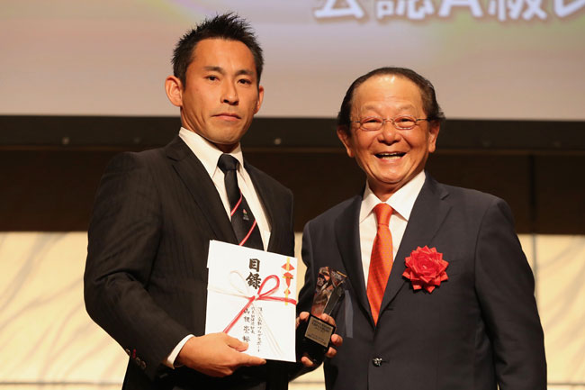 4季連続でベストホイッスル賞を獲得した麻生レフリー。右は山根・フラグスポート代表取締役社長 photo by Kenji Demura