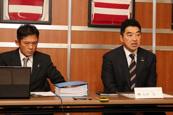 メディアブリーフィングで来季のトップリーグのフォーマット等に関して説明する太田委員長（右） photo by Kenji Demura