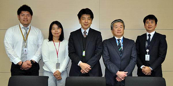 お話をうかがった、いわゆる「中の人」の皆さん。左からチーム広報/普及の森谷和博さん、そしてビジネスソリューションズ事業本部 Transformation2.0センター MICE/VC PTから、有田絢子さん、岸秀信さん(サブリーダー)、浅川靖久さん(マネージャー)、永田大祐(シニアスペシャリスト)