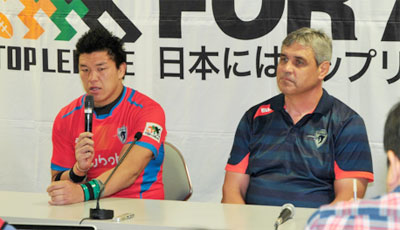 クボタスピアーズのルディケ ヘッドコーチ（右）、立川キャプテン