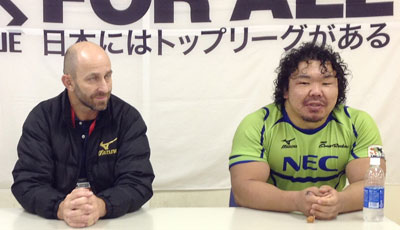 NECグリーンロケッツのラッセル ヘッドコーチ（左）、瀧澤キャプテン