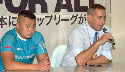 豊田自動織機シャトルズのホールデン ヘッドコーチ（右）、村川ゲームキャプテン