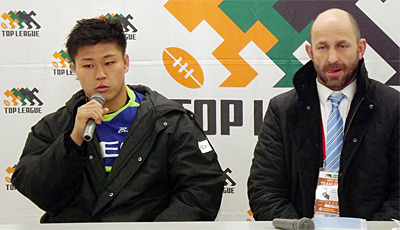 NECグリーンロケッツのラッセル ヘッドコーチ（右）、亀井ゲームキャプテン