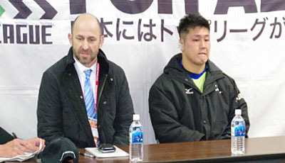 NECグリーンロケッツのラッセル ヘッドコーチ（左）、亀井ゲームキャプテン