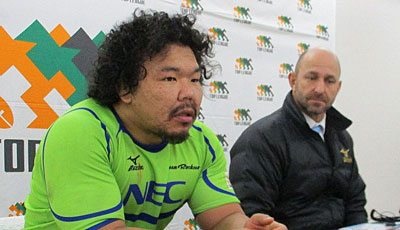 NECグリーンロケッツのラッセル ヘッドコーチ（右）、瀧澤キャプテン