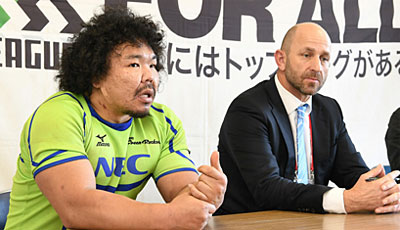 NECグリーンロケッツのラッセルヘッドコーチ（右）、瀧澤キャプテン
