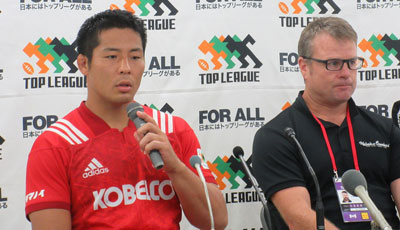 神戸製鋼コベルコスティーラーズのディロン ヘッドコーチ（右）、橋本ゲームキャプテン