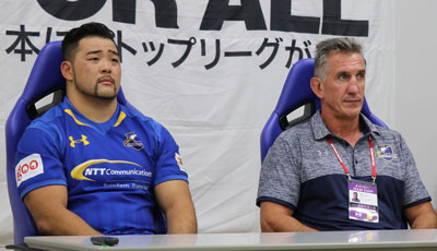 NTTコミュニケーションズシャイニングアークスのペニー ヘッドコーチ（右）、三浦選手