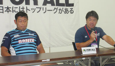 宗像サニックスブルースの藤井監督(右)、杉浦キャプテン