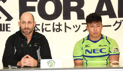 NECグリーンロケッツのラッセル ヘッドコーチ（左）、亀井 共同キャプテン