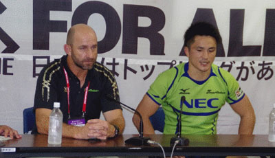 NECグリーンロケッツのラッセル ヘッドコーチ（左）、森田キャプテン