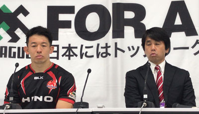 日野レッドドルフィンズの細谷監督(右)、村田キャプテン
