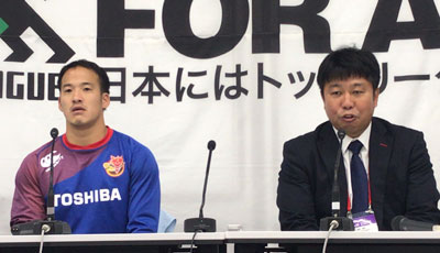 東芝ブレイブルーパスの瀬川監督(右)、小川ゲームキャプテン