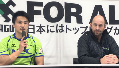 NECグリーンロケッツのラッセル ヘッドコーチ（右）、森田キャプテン
