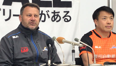 豊田自動織機シャトルズのダグラス ヘッドコーチ代行（左）、河合ゲームキャプテン