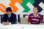 近鉄ライナーズの岡本ヘッドコーチ(左)、佐藤キャプテン