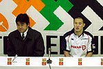 近鉄、岡本ヘッドコーチ(左)と佐藤キャプテン
