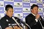 東芝府中ブレイブルーパス、右から薫田監督と冨岡キャプテン