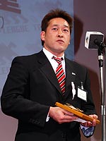 特別賞、佐藤友重選手(都合により欠席のため、平岡監督が代理)