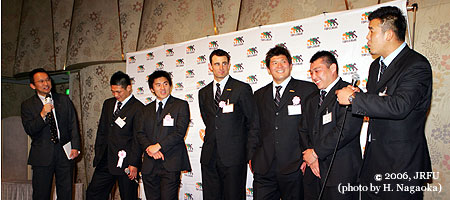 優勝チーム東芝府中ブレイブルーパスと新人賞を獲った神戸製鋼コベルコスティーラーズ後藤選手