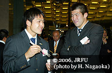 初戦で対戦するサントリーサンゴリアスの小野澤選手(左)とヤマハ発動機ジュビロの木曽キャプテン